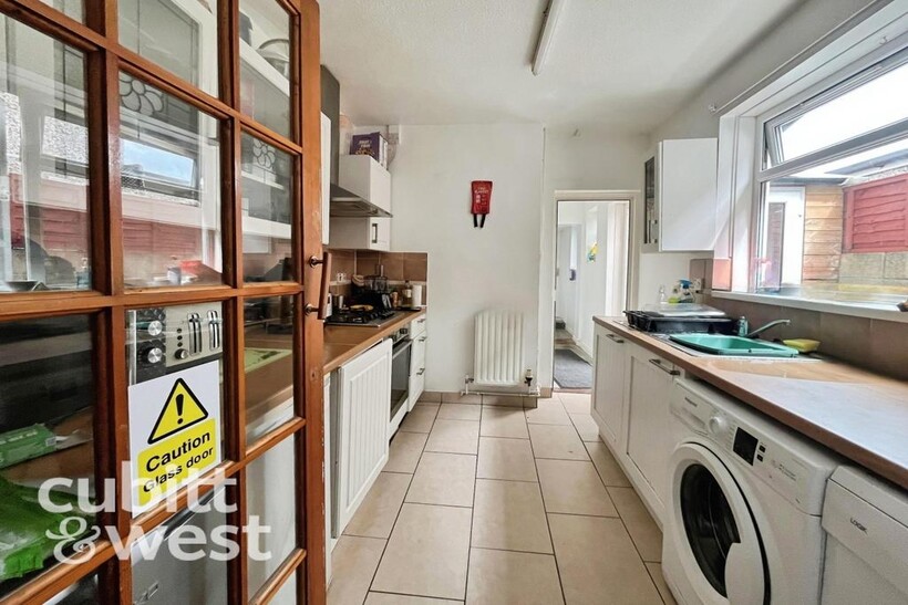 Toronto Road Portsmouth PO2 1 bed in a house share to rent - £810 pcm (£187 pw)