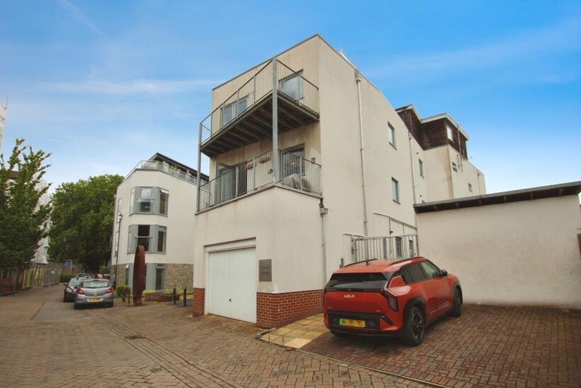 Barton Road, Bristol BS2 2 bed apartment to rent - £1,800 pcm (£415 pw)