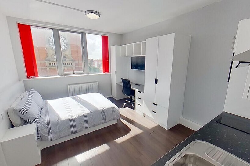 Bright and inviting double bedroom featuring am...