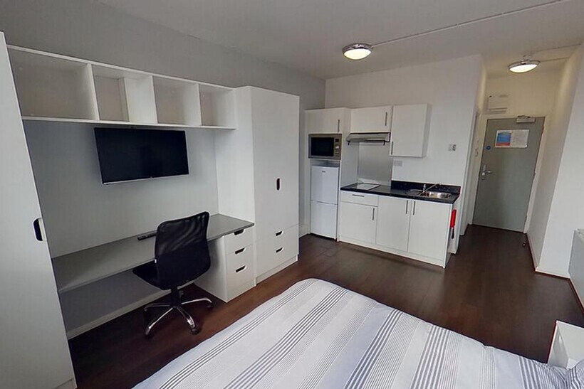 This stylish double bedroom features a modern d...