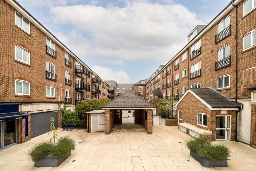 High Street, Brentford TW8 2 bed flat to rent - £2,097 pcm (£484 pw)