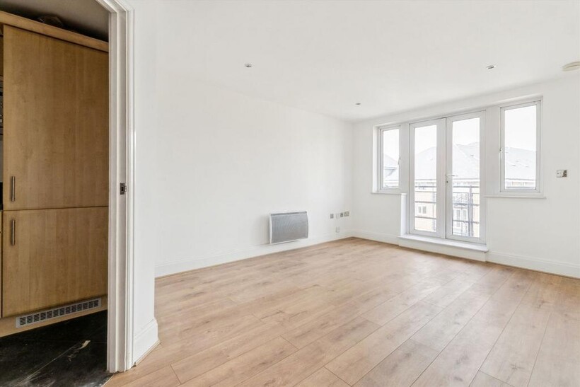 High Street, Brentford TW8 2 bed flat to rent - £2,097 pcm (£484 pw)