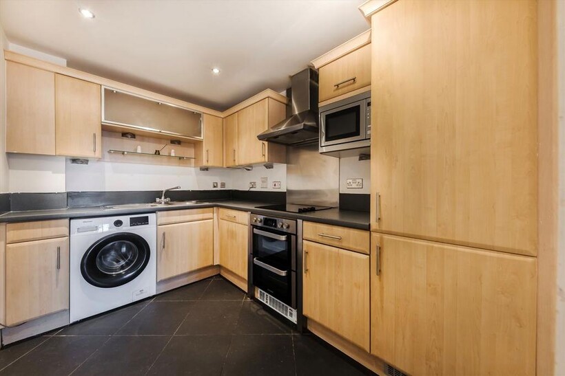 High Street, Brentford TW8 2 bed flat to rent - £2,097 pcm (£484 pw)