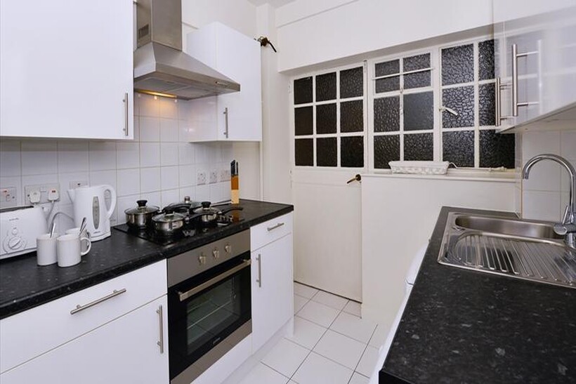 Fulham Road, London SW3 2 bed flat to rent - £4,030 pcm (£930 pw)