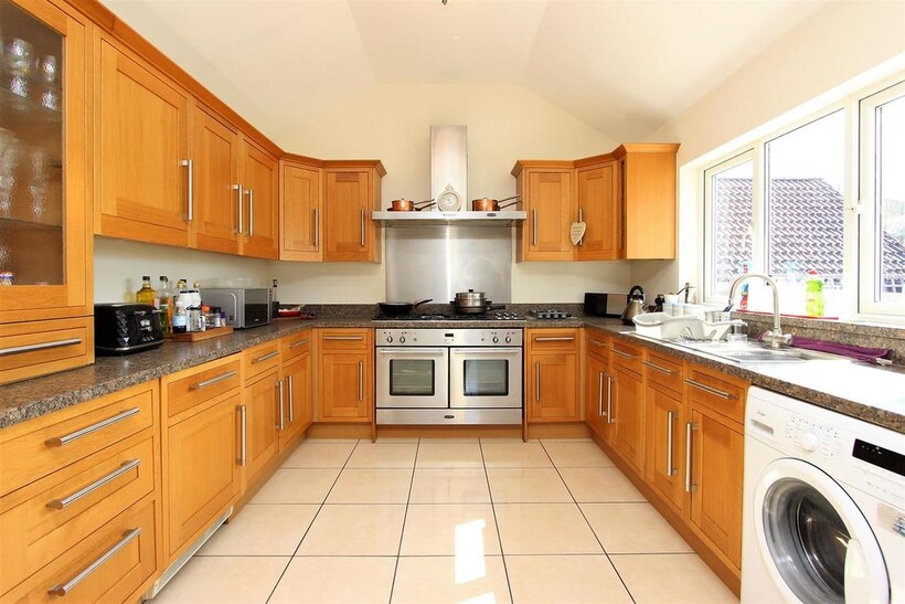 Outwood Lane, Chipstead 5 bed detached bungalow to rent - £4,500 pcm (£1,038 pw)