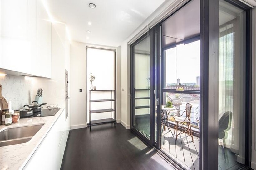 Charles Clowes Walk, London SW11 2 bed flat to rent - £4,745 pcm (£1,095 pw)