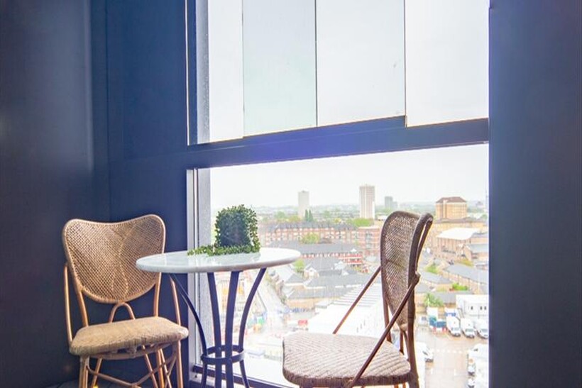 Charles Clowes Walk, London SW11 2 bed flat to rent - £4,918 pcm (£1,135 pw)