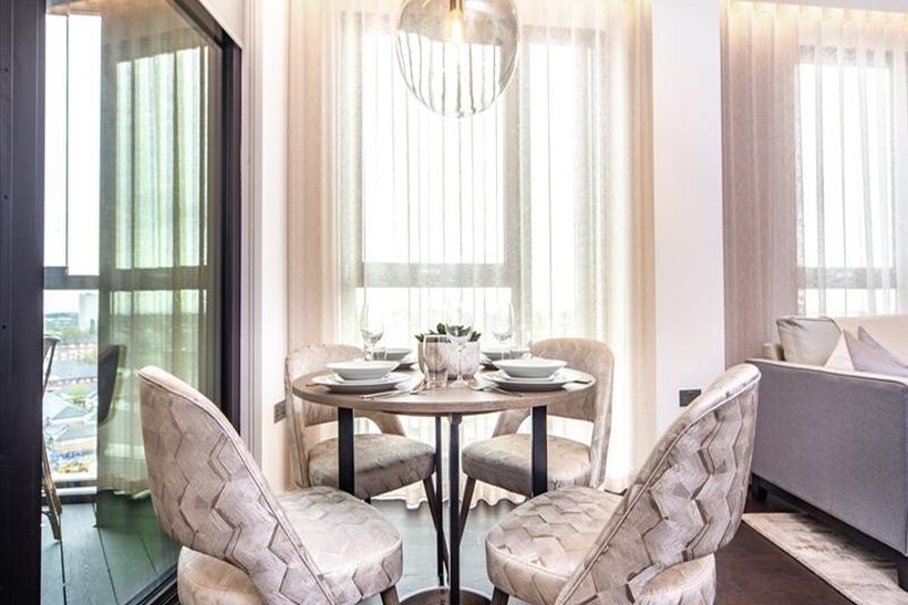 Charles Clowes Walk, London SW11 2 bed flat to rent - £4,918 pcm (£1,135 pw)