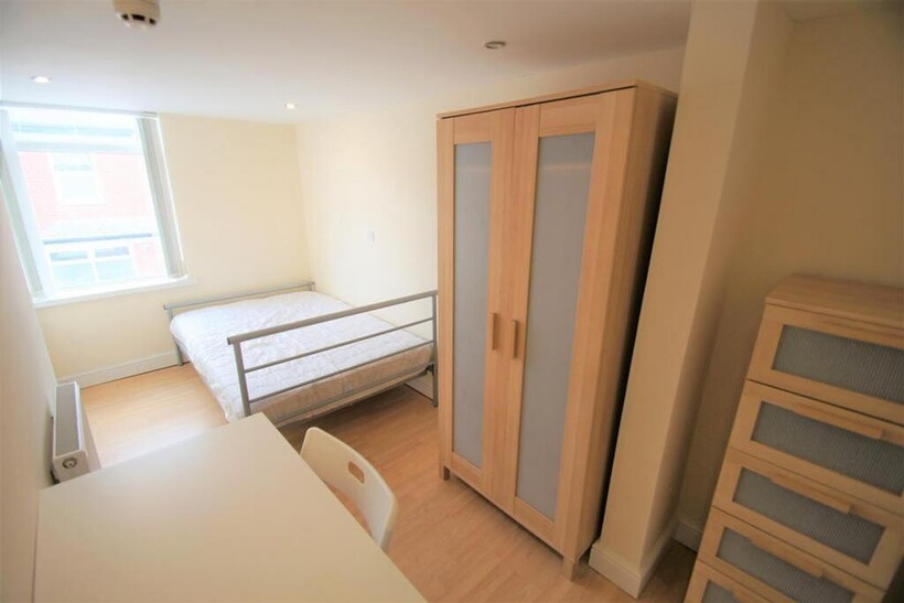 This inviting double bedroom features a spaciou...