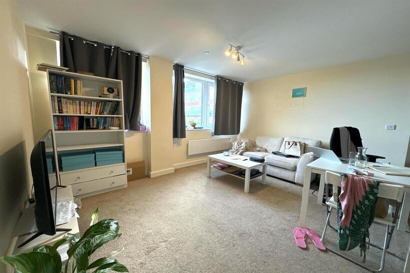 Living Rm Pic 2.jpg