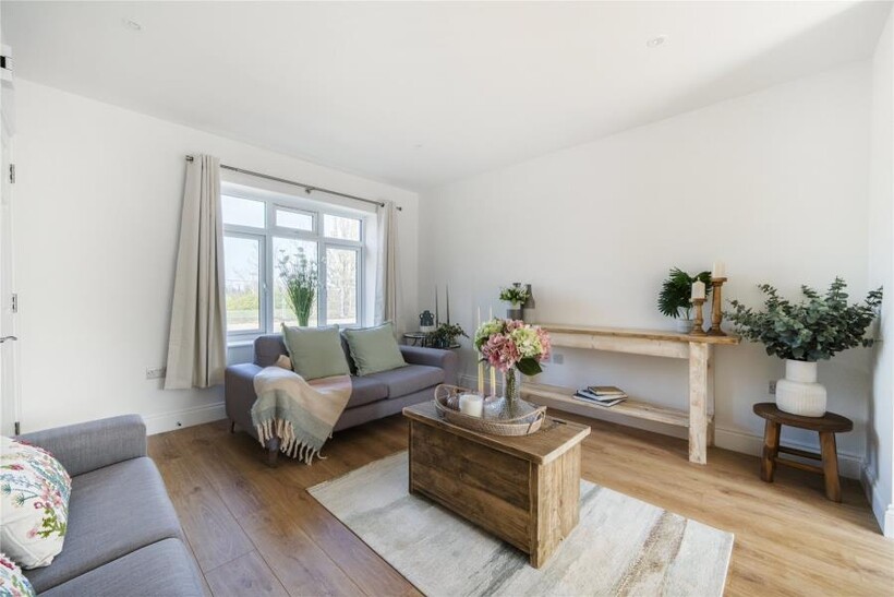 4 Turnpike Close, Farnham GU10 3 bed terraced house to rent - £2,325 pcm (£537 pw)