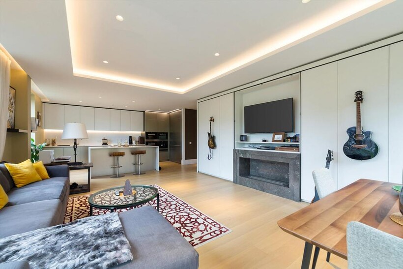 6 Campden Hill, London, W8 3 bed flat to rent - £26,000 pcm (£6,000 pw)