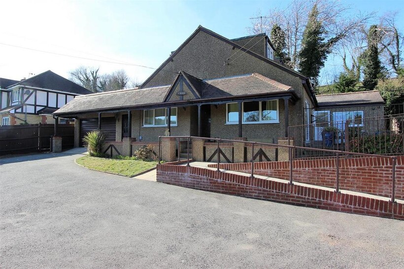 Outwood Lane, Chipstead 5 bed detached bungalow to rent - £4,500 pcm (£1,038 pw)