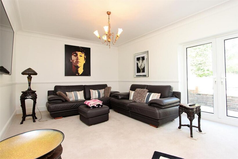 Outwood Lane, Chipstead 5 bed detached bungalow to rent - £4,500 pcm (£1,038 pw)