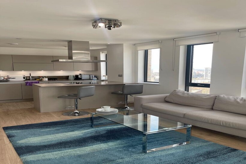 Williamsburg Plaza, London E14 3 bed apartment to rent - £3,900 pcm (£900 pw)