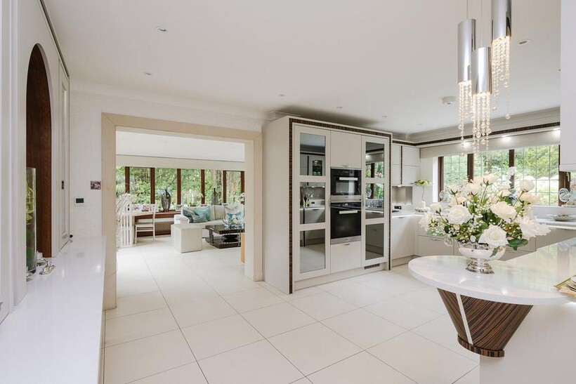 Fairoak Lane, Oxshott, Leatherhead, KT22 5 bed detached house to rent - £9,000 pcm (£2,077 pw)