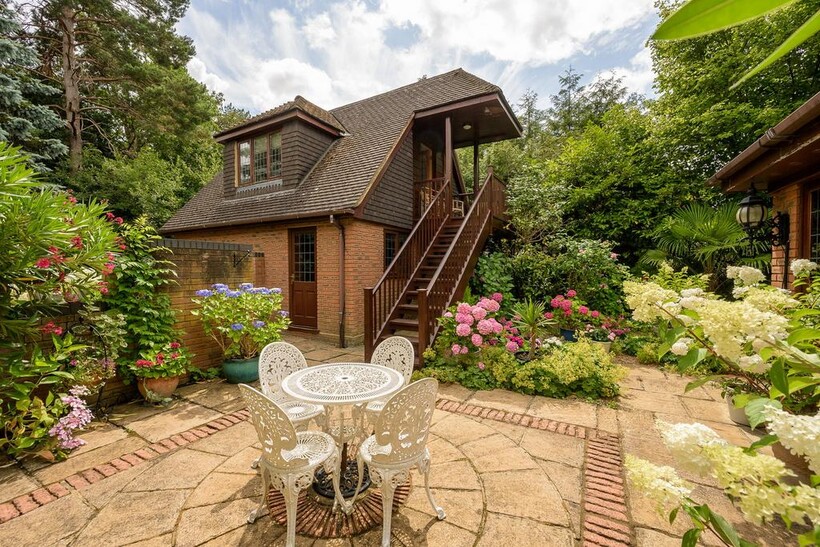 Fairoak Lane, Oxshott, Leatherhead, KT22 5 bed detached house to rent - £9,000 pcm (£2,077 pw)