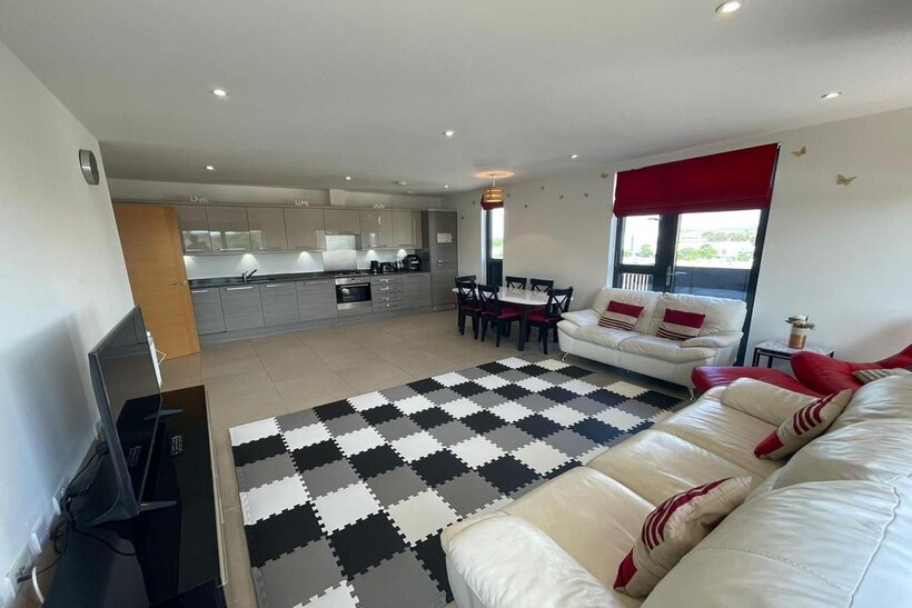 Alpine Road, London NW9 3 bed flat to rent - £2,550 pcm (£588 pw)