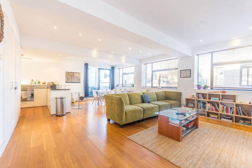 Dean Street, Soho, London, W1D 3 bed flat to rent - £6,717 pcm (£1,550 pw)