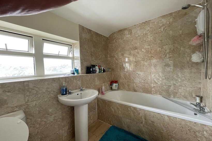 8 Calder Close, Corby, NN17 1 bed in a house share to rent - £525 pcm (£121 pw)