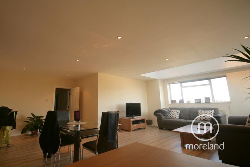7 Russell Parade, London NW11 3 bed flat to rent - £2,499 pcm (£577 pw)