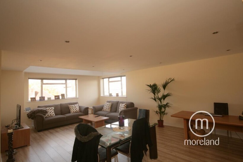 7 Russell Parade, London NW11 3 bed flat to rent - £2,499 pcm (£577 pw)