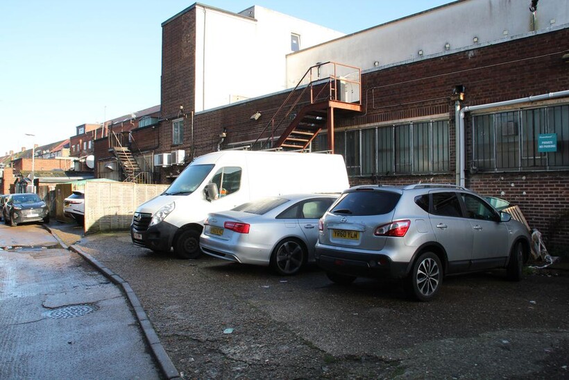 Tolworth Broadway, Surbiton KT6 Retail property (high street) to rent - £8,333 pcm (£1,923 pw)