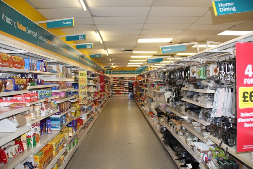 Tolworth Broadway, Surbiton KT6 Retail property (high street) to rent - £8,333 pcm (£1,923 pw)