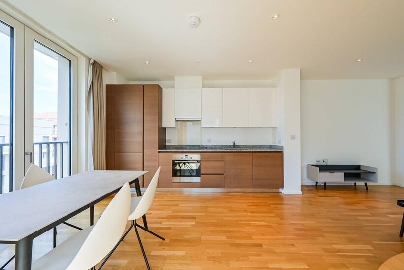 Istra House, Logan Close, Stratford... 2 bed flat to rent - £2,895 pcm (£668 pw)