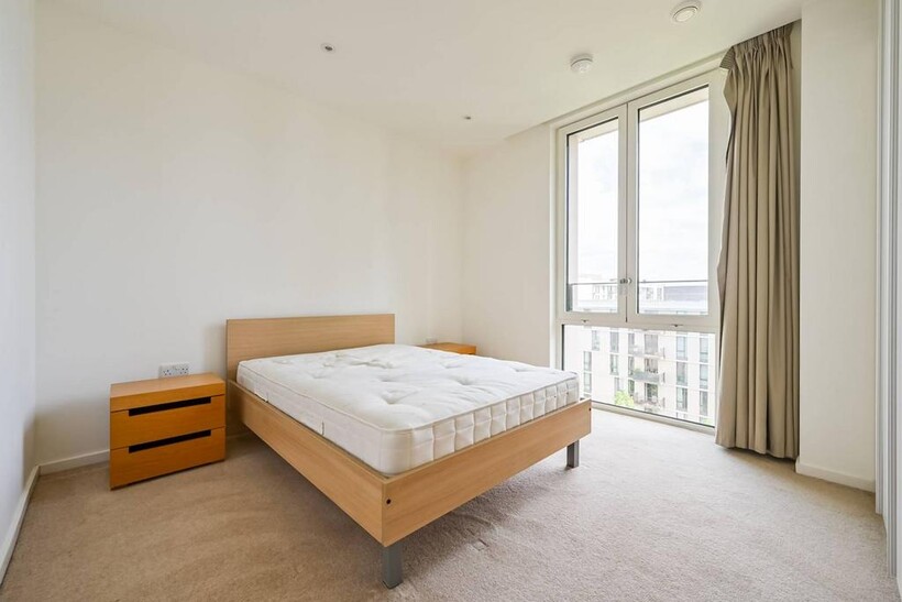 Istra House, Logan Close, Stratford... 2 bed flat to rent - £2,895 pcm (£668 pw)