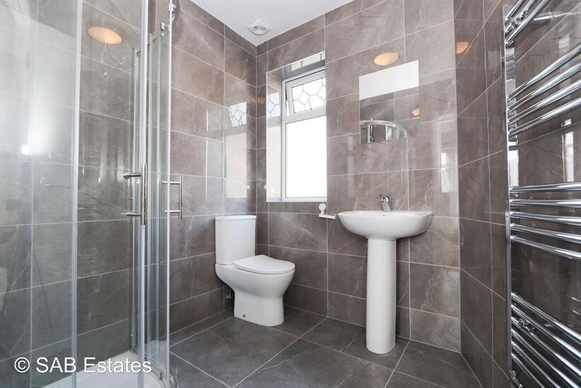 Neal Avenue, Southall, UB1 6 bed semi-detached house to rent - £3,550 pcm (£819 pw)