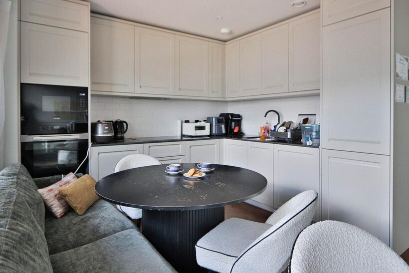 Brook Street, Kingston Upon Thames 3 bed flat to rent - £3,150 pcm (£727 pw)