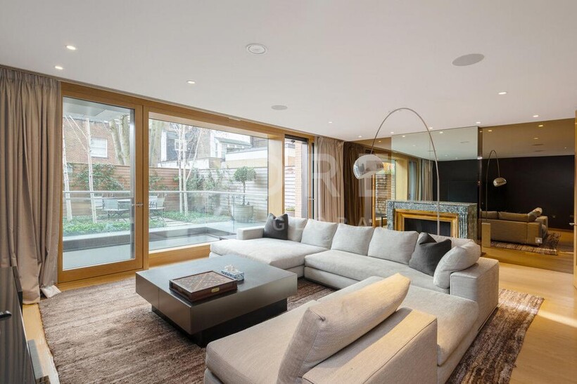 Vicarage Gate, London, W8 3 bed apartment to rent - £26,000 pcm (£6,000 pw)
