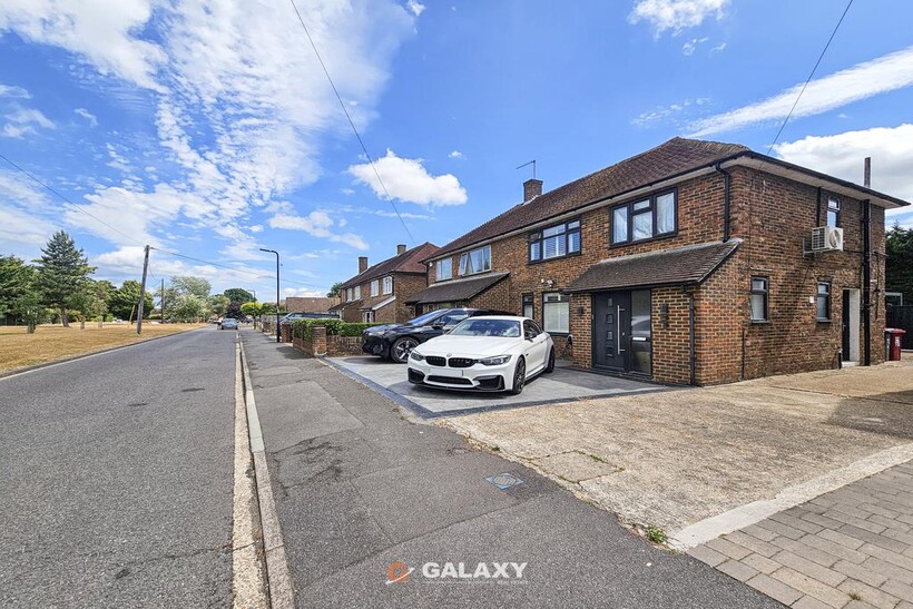 Farnham Lane, Slough, Berkshire, SL2 3 bed semi-detached house to rent - £2,795 pcm (£645 pw)