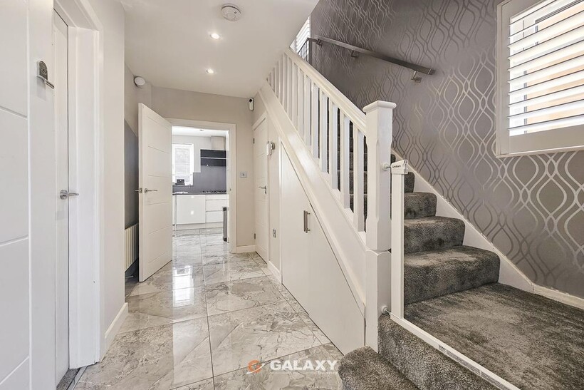 Farnham Lane, Slough, Berkshire, SL2 3 bed semi-detached house to rent - £2,795 pcm (£645 pw)