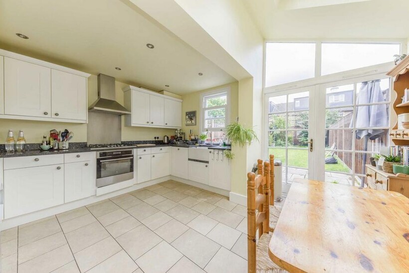 Franche Court Road, London SW17 4 bed terraced house to rent - £4,350 pcm (£1,004 pw)