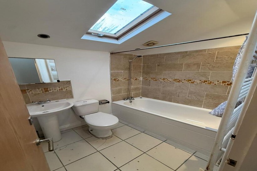 Dunstans Road, London, SE22 3 bed flat to rent - £2,250 pcm (£519 pw)