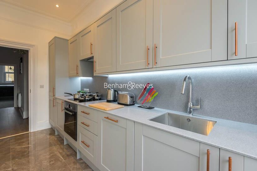 Southwell Gardens, Kensington SW7 2 bed apartment to rent - £4,225 pcm (£975 pw)