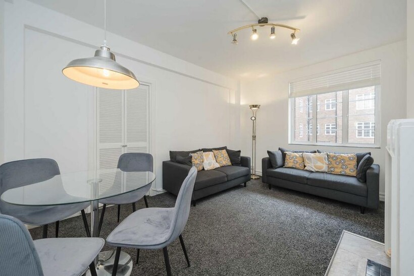 Hammersmith Road, London W6 2 bed flat to rent - £2,396 pcm (£553 pw)