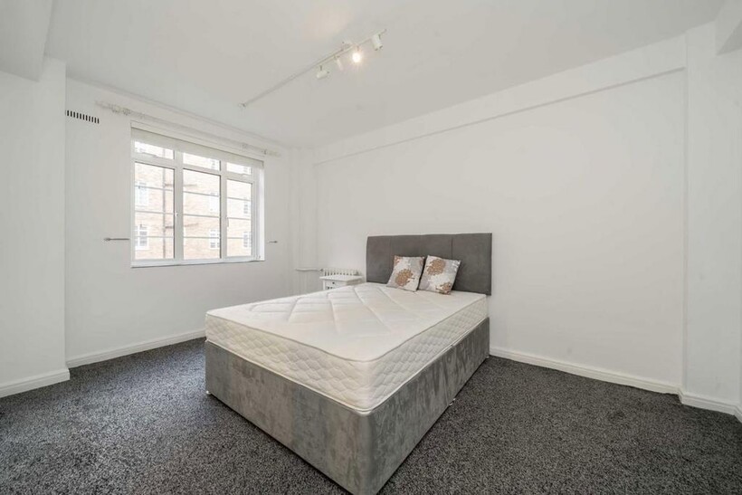 Hammersmith Road, London W6 2 bed flat to rent - £2,396 pcm (£553 pw)