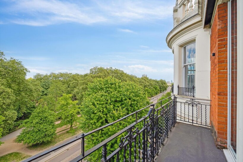 Wellington Court, Knightsbridge... 5 bed flat to rent - £21,667 pcm (£5,000 pw)