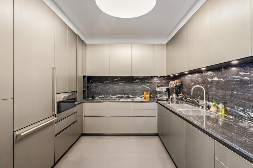 Wellington Court, Knightsbridge... 5 bed flat to rent - £21,667 pcm (£5,000 pw)