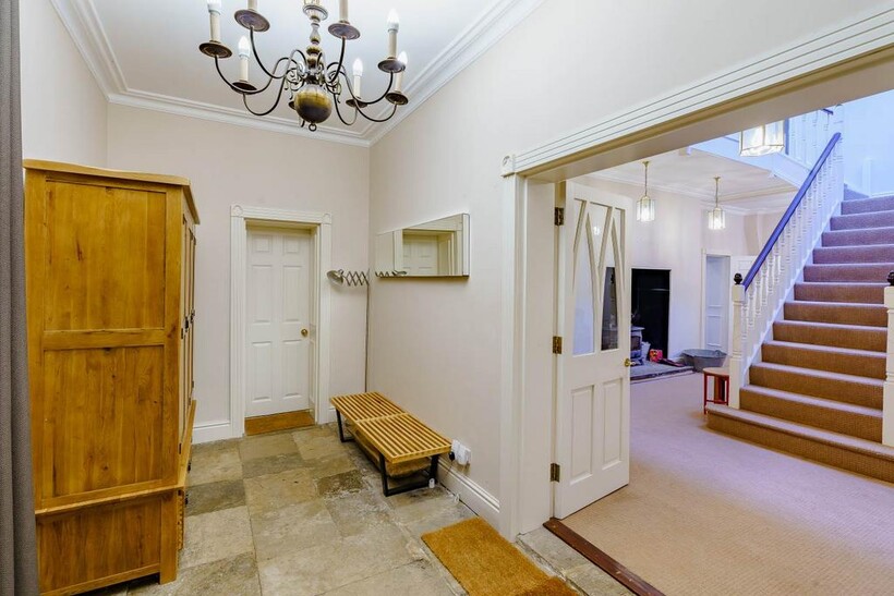 8483175-interior01