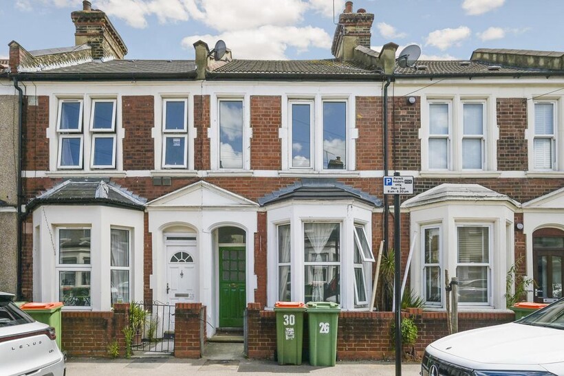 Saville Road, London, E16 2 bed terraced house to rent - £1,993 pcm (£460 pw)