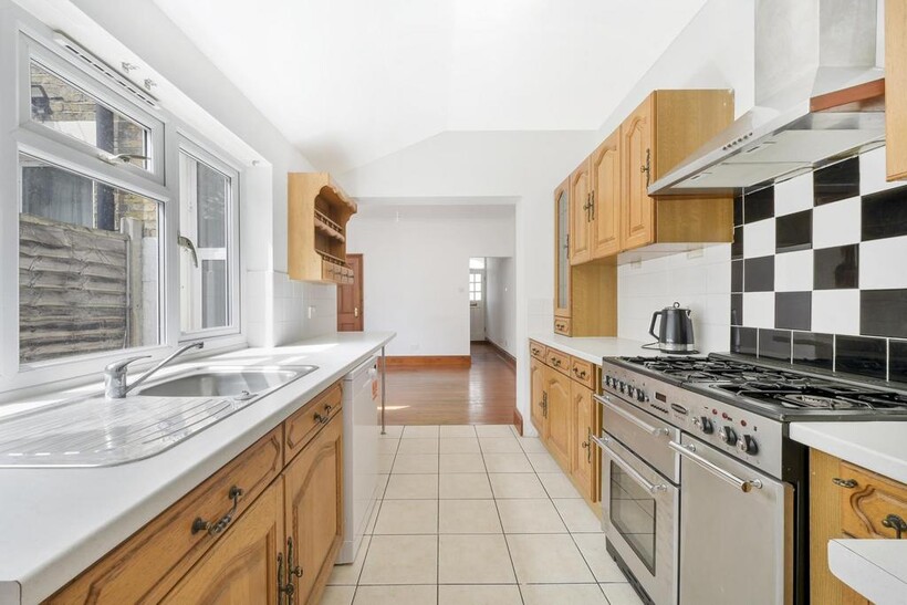 Saville Road, London, E16 2 bed terraced house to rent - £1,993 pcm (£460 pw)