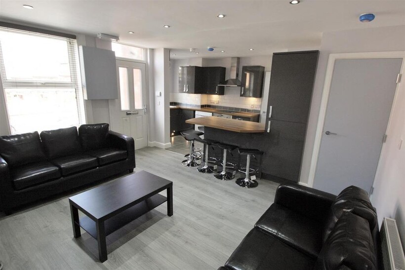 Royal Park Grove, Hyde Park, Leeds... 5 bed terraced house to rent - £2,535 pcm (£585 pw)