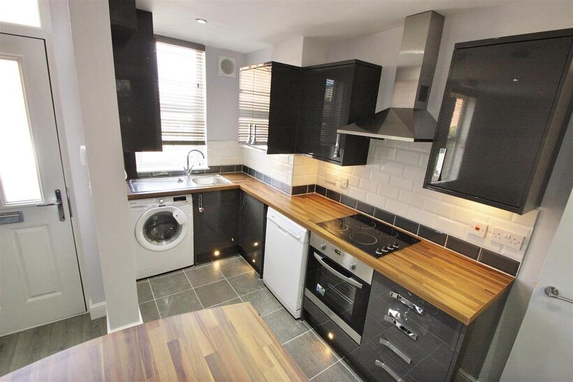 Royal Park Grove, Hyde Park, Leeds... 5 bed terraced house to rent - £2,535 pcm (£585 pw)