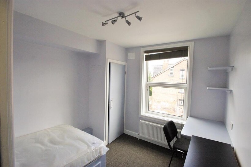 Royal Park Grove, Hyde Park, Leeds... 5 bed terraced house to rent - £2,535 pcm (£585 pw)
