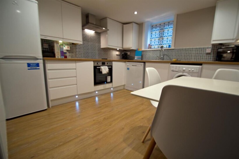 School View, Hyde Park, Leeds, LS6 1EN 4 bed terraced house to rent - £1,993 pcm (£460 pw)