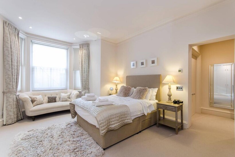 Redcliffe Square, Chelsea, London, SW10 3 bed flat to rent - £8,233 pcm (£1,900 pw)